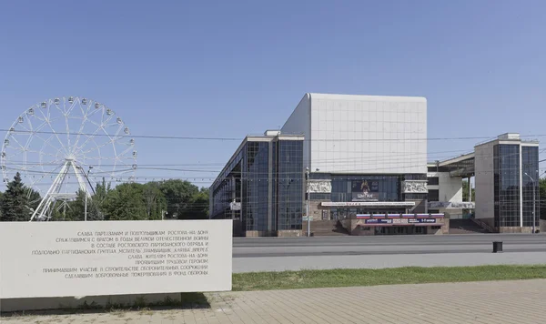 Строительство колеса обозрения 65 метров в Ростове-на-Дону — стоковое фото