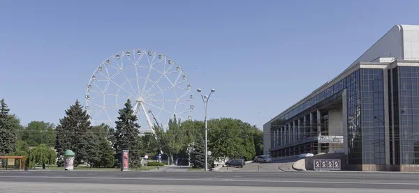 Строительство колеса обозрения 65 метров — стоковое фото