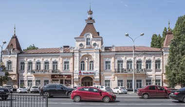 Avenue Voroshilovskiy tarafından Alfa-Bank, arabalar ve Pediyatri hareket boyunca