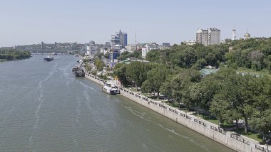 Üzerinde Rostov-on-Don nehirde Yüzme kargo gemileri