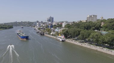Üzerinde Rostov-on-Don nehirde Yüzme kargo gemileri