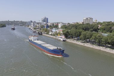 Üzerinde Rostov-on-Don nehirde Yüzme kargo gemileri