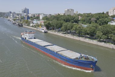 Üzerinde Rostov-on-Don nehirde Yüzme kargo gemileri