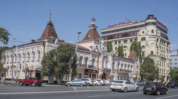 Av Avenue Voroshilovskiy, längs Alfa-Bank, flytta bilar och pede — Stockfoto