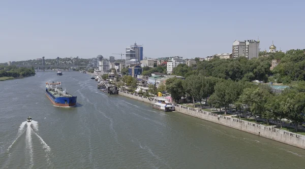Üzerinde Rostov-on-Don nehirde Yüzme kargo gemileri