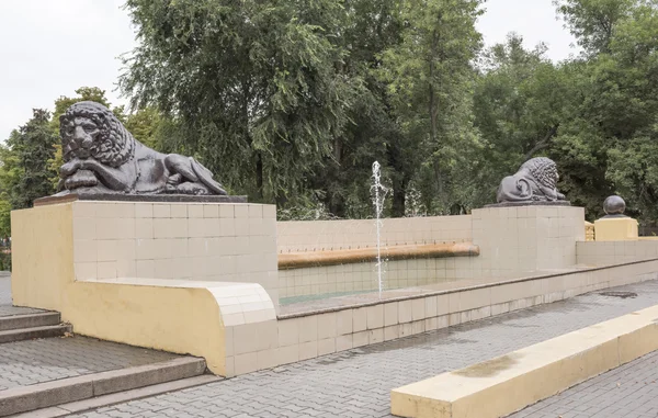 Fuente con leones durmiendo en el tiempo nublado en Rostov-on-Don — Foto de Stock