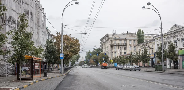 Auf bolshaya sadovaya, nach dem Regen, fahrende Autos und Bürger — Stockfoto