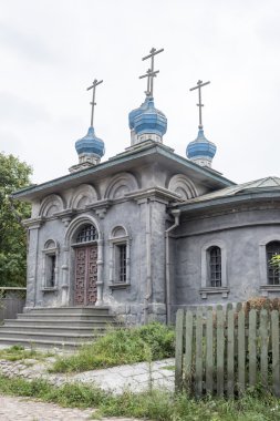 Terk edilmiş yaşanmaz şehrin sokaklarında 