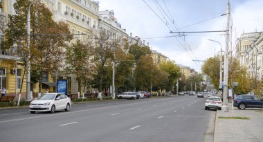  Rostov-on-Don, Rusya-Ekim 24, 2020: Şehre sonbahar geldi. Yayalar ve araçlar cadde boyunca ilerliyor