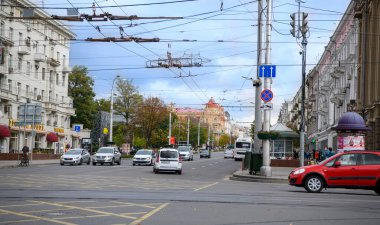  Rostov-on-Don, Rusya-Ekim 24, 2020: Şehre sonbahar geldi. Yayalar ve araçlar cadde boyunca ilerliyor