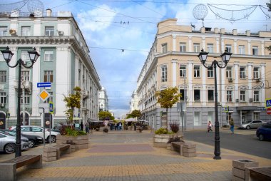 Rostov-on-Don, Rusya - 24 Ekim 2020: Şehre sonbahar geldi. Yayalar ve araçlar cadde boyunca ilerliyor