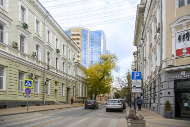 Rostov-on-Don, Rusya-Ekim 24, 2020: Şehre sonbahar geldi. Yayalar ve araçlar cadde boyunca ilerliyor