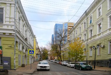  Rostov-on-Don, Rusya-Ekim 24, 2020: Şehre sonbahar geldi. Yayalar ve araçlar cadde boyunca ilerliyor