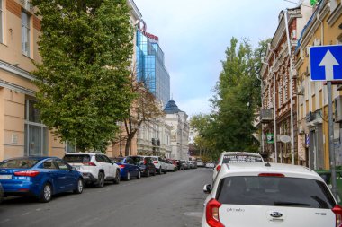 Rostov-on-Don, Rusya-Ekim 24, 2020: Şehre sonbahar geldi. Yayalar ve araçlar cadde boyunca ilerliyor