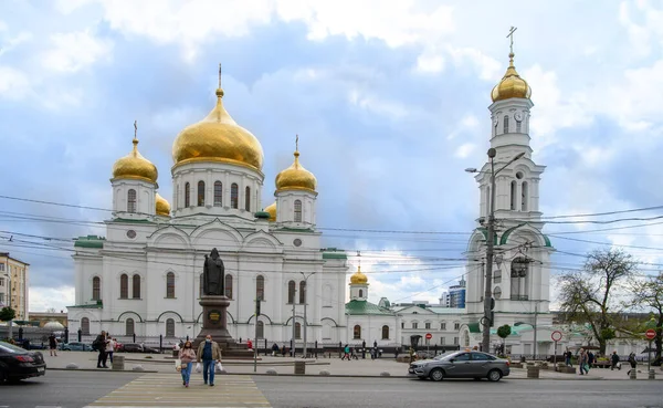 Rostov Don Rusland Oktober 2020 Herfst Aangebroken Voetgangers Voertuigen Bewegen — Stockfoto