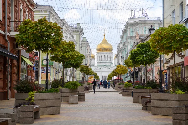  Rostov-on-Don, Rusya-Ekim 24, 2020: Şehre sonbahar geldi. Yayalar ve araçlar cadde boyunca ilerliyor