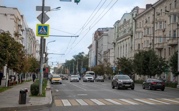 Rostov Don Rusia Octubre 2020 Otoño Llegado Ciudad Peatones Vehículos — Foto de Stock