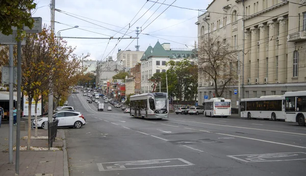 2020年10月24日ロシア ロストフ 秋がやってきました 歩行者や車両が通りに沿って移動します ストックフォト
