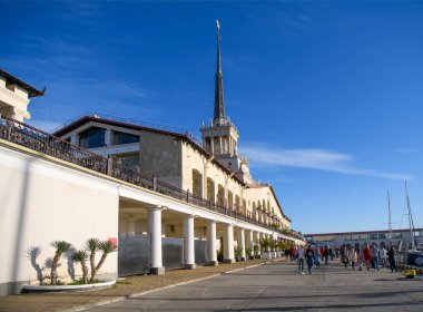 Sochi, Rusya - 31 Aralık 2020: Denizcilik İstasyonu binası. Vatandaşlar yakınlarda yürüyor