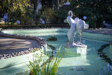 Sochi, Rusya - 31 Aralık 2020: Riviera Park 'ta Herons heykeli ile gölet