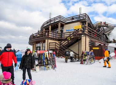 Soçi; Rusya - 02 Ocak 2021: Turistler Krasnaya Polyana kayak merkezinin panoramik alanı yakınlarındaki derslere hazırlanıyorlar