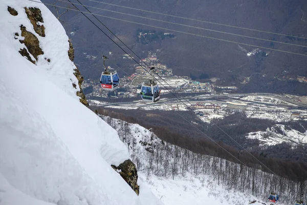 Сочи Россия Января 2021 Лыжники Поднимаются Канатной Дороге Горнолыжном Курорте — стоковое фото