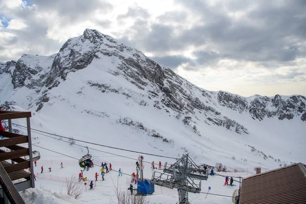 Sotschi Russland Januar 2021 Skifahrer Erklimmen Die Seilbahn Skigebiet Krasnaja Stockfoto