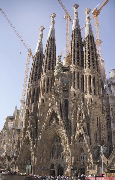 Turister som besöker sagrada familia — Stockfoto