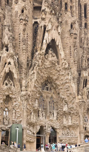 Turister som besöker sagrada familia — Stockfoto