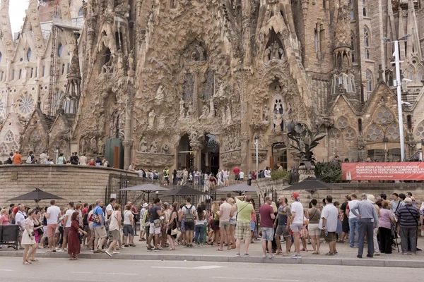 Turistas visitando la Sagrada Familia —  Fotos de Stock