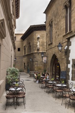  Turistler dinlendikten sonra İspanyol köyüne yürüyüş 