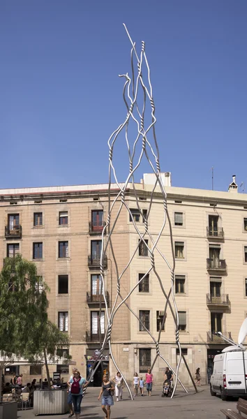 Touristen besuchen die modernistische Skulptur in Barcelona — Stockfoto