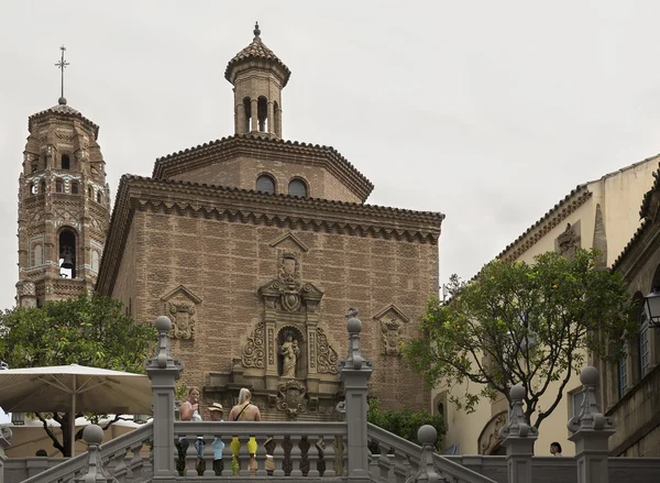 Touristes visitant le village espagnol (Poble Espanyol ) — Photo