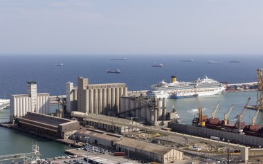 Kargo ve yolcu bağlantı noktası. Barcelona. İspanya