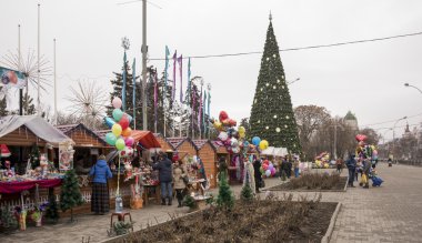 Şehir sakinleri Noel süsü alıyor