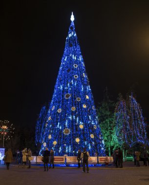Kasaba halkı Noel ağacının etrafında yürümek
