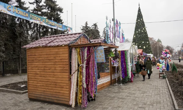 Städter kaufen Weihnachtsdekoration — Stockfoto