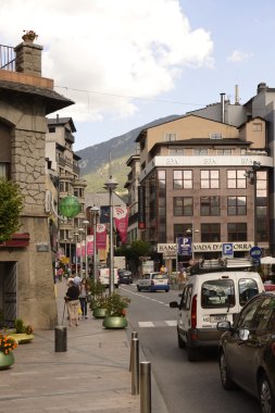  Sakinleri ve turistler Andorra sokaklarda dolaşın