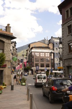   Sakinleri ve turistler Andorra sokaklarda dolaşın 