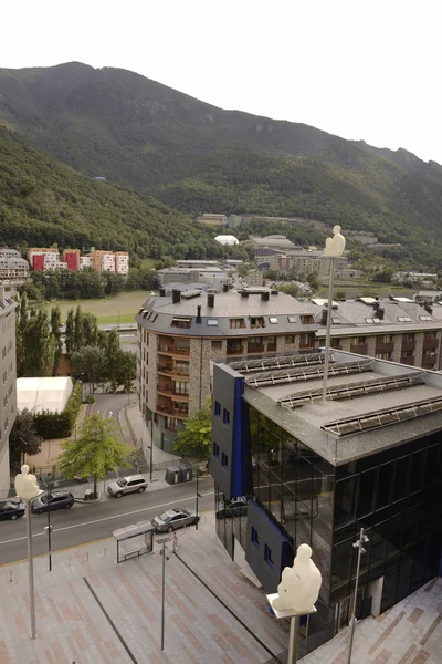 Voetgangers zijn op de stoep in Andorra la Vella — Stockfoto