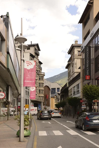 Lakosok és a turisták sétát az utcákon, Andorra városában — Stock Fotó