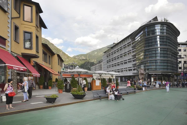 Residentes y turistas pasean por las calles de Andorra l — Foto de Stock