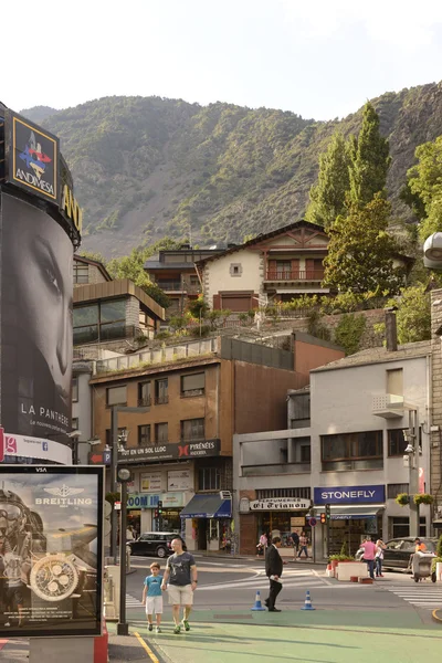 Mieszkańców i turystów na spacer po ulicach w Andorze — Zdjęcie stockowe