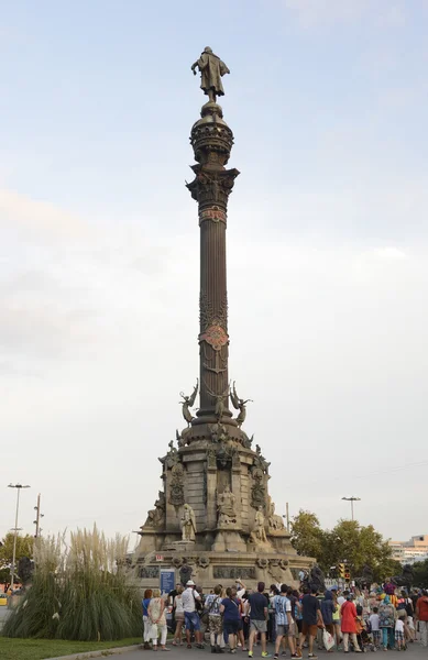 コロンブスの記念碑を訪れる観光客 — ストック写真