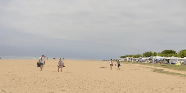 관광객 들과 해변에서 일광욕 — 스톡 사진
