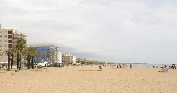 Turistas caminando y tomando el sol en la playa — Foto de Stock