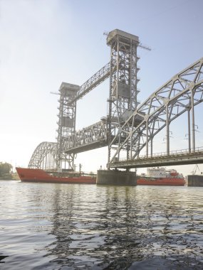 Rostov-on-Do asma köprü sabah altında gemisiyle geçirilmesi