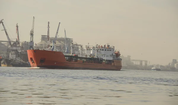 Passage van het schip onder de ophaalbrug ochtend in Rostov-op-D — Stockfoto