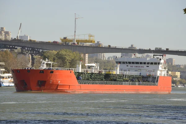 Vrachtschepen aan de rivier Don in Rostov aan de Don — Stockfoto