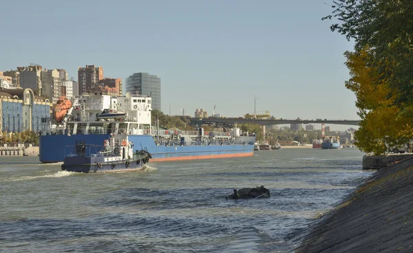 Vrachtschepen aan de rivier Don in Rostov aan de Don — Stockfoto